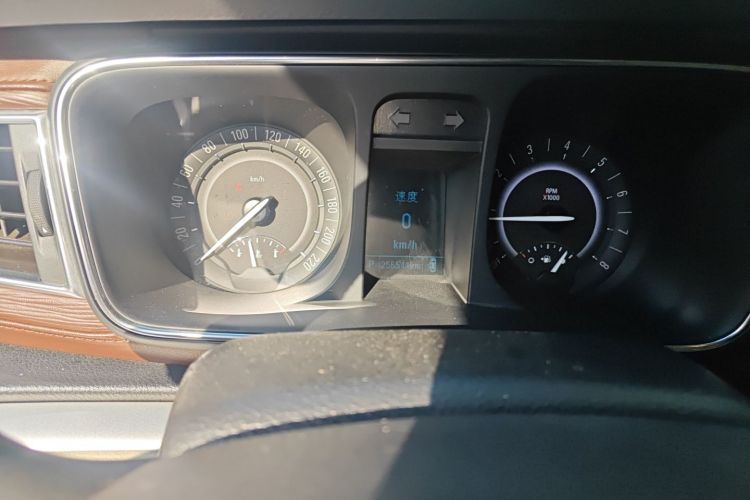 别克GL8 2017款 25S 豪华型 国V中控内饰15