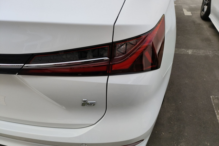 荣威i5 2023款 1.5L CVT豪华版车身外观6006