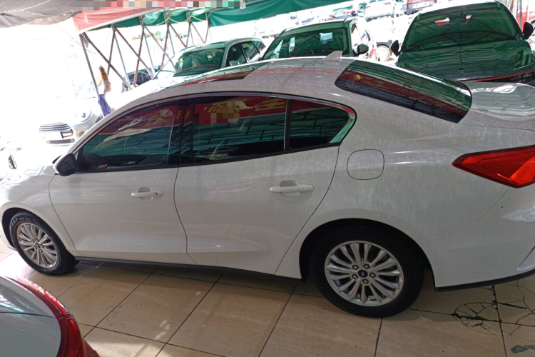 福特 福克斯 2021款 三厢 EcoBoost 180 自动锋潮型车身外观4