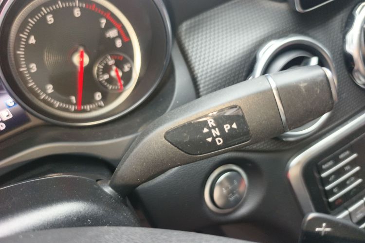 奔驰GLA 2018款 GLA 220 4MATIC 运动型局部细节18