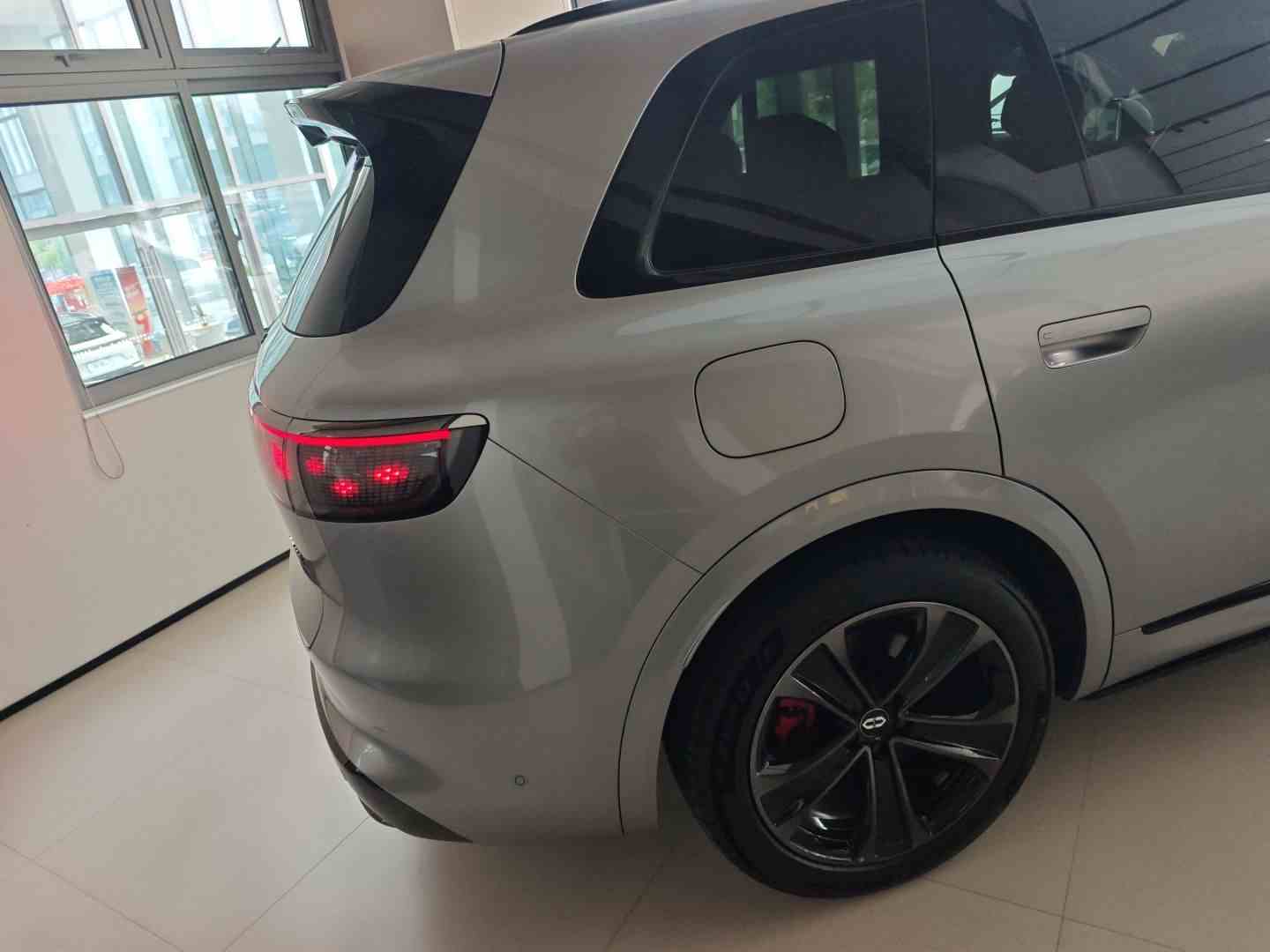 鸿蒙智行 问界M8 2025款 增程 Ultra版 53.4kWh 5座版 (192线激光雷达）(5)