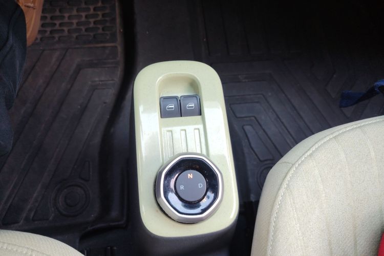 吉利银河 2023款 熊猫mini 200km 耐力熊中控内饰18