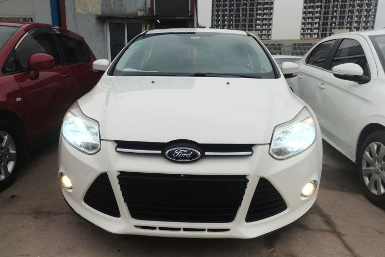 福特 福克斯 2012款 三厢 1.6L 自动风尚型车身外观2