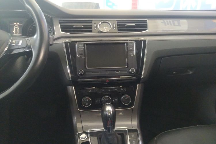 大众 帕萨特 2017款 330TSI DSG尊荣版中控内饰16