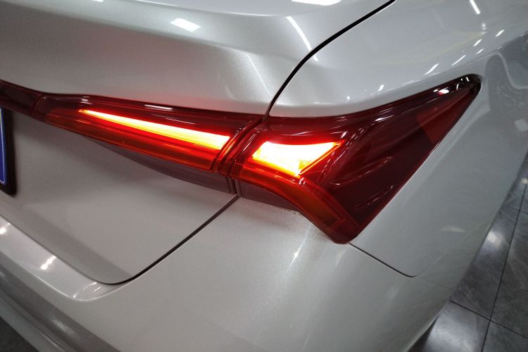 丰田 亚洲龙 2019款 2.0L 豪华版 国VI车身外观9