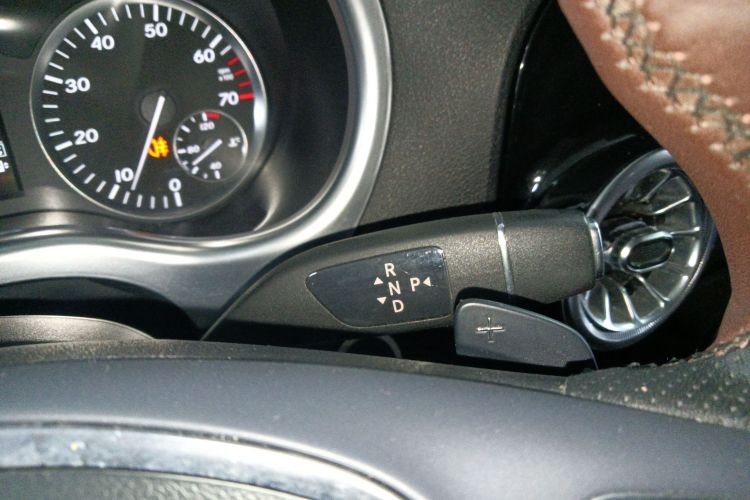 奔驰 威霆 2016款 2.0T 精英版中控内饰18