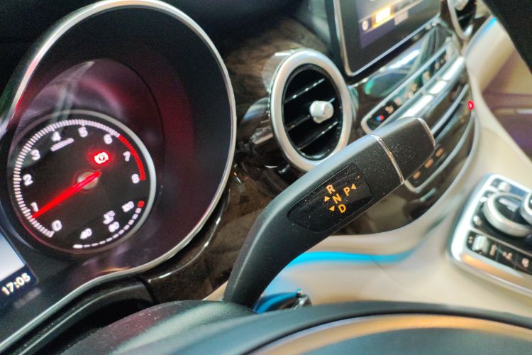 奔驰V级 2018款 V 260 尊贵版 国VI中控内饰18