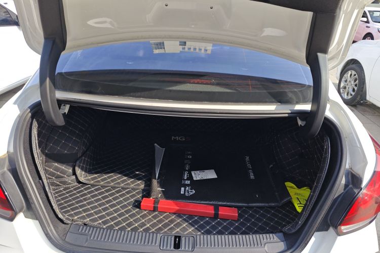 名爵 MG5 2021款 改款 180DVVT CVT青春豪华版机舱底盘23