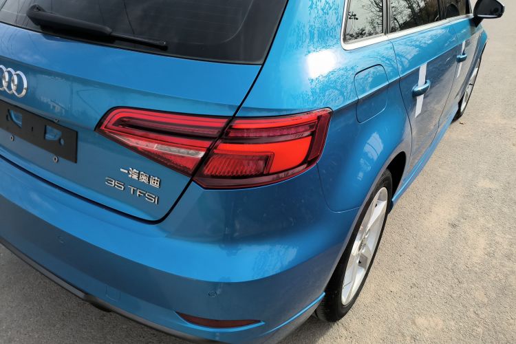 奥迪A3 2018款 30周年年型 Sportback 35 TFSI 时尚型车身外观9