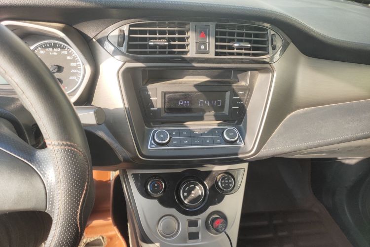 海马M3 2016款 1.5L 手动时尚型中控内饰16