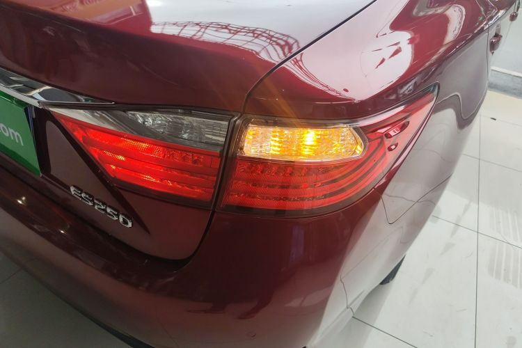 雷克萨斯ES 2013款 250 精英版车身外观9