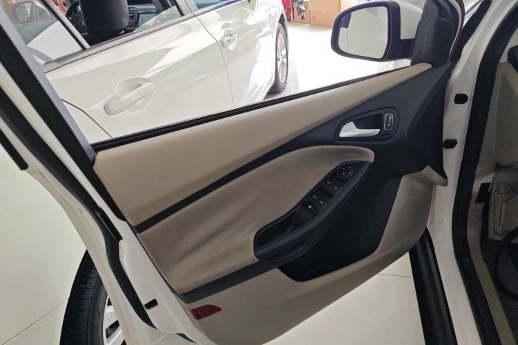 福特 福克斯 2018款 三厢经典 1.6L 自动舒适型智行版中控内饰7007