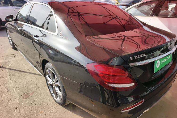 奔驰E级 2020款 E 300 L 运动时尚型车身外观4