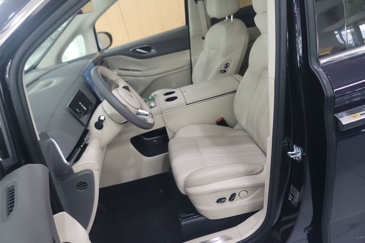 岚图汽车 岚图梦想家 2025款 PHEV 四驱卓越鲲鹏版中控内饰19