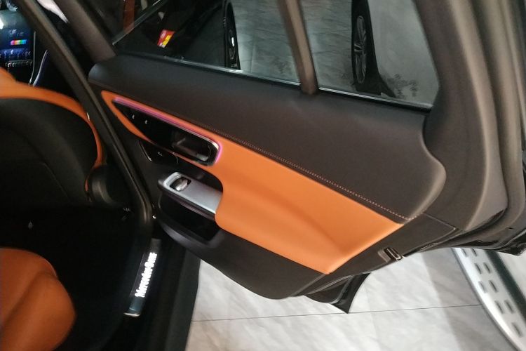 奔驰GLC 2024款  改款 GLC 260 L 4MATIC 豪华型 5座中控内饰45