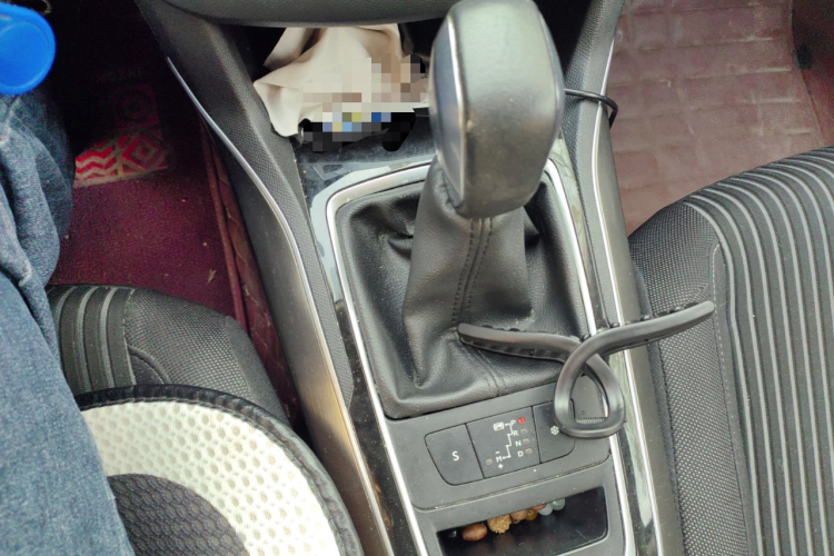 标致408 2015款 1.2T 自动豪华版中控内饰18