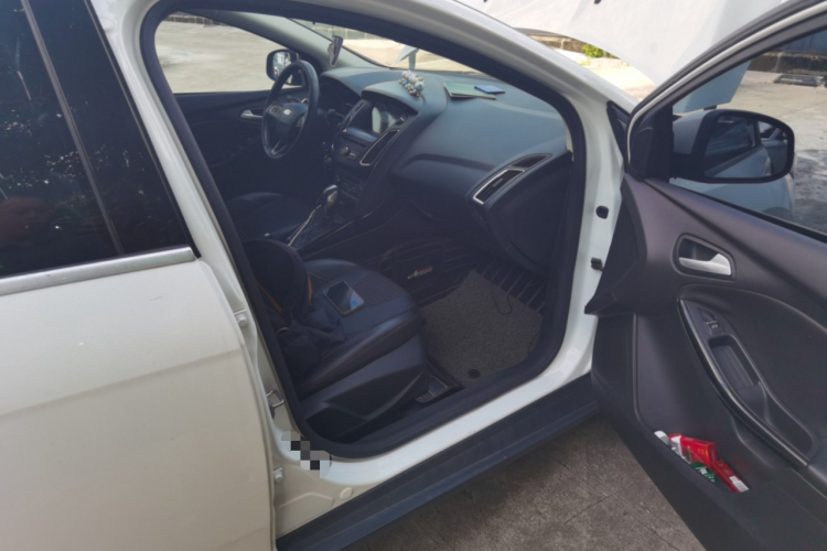 福特 福克斯 2017款 两厢 EcoBoost 180 自动精英型局部细节9005