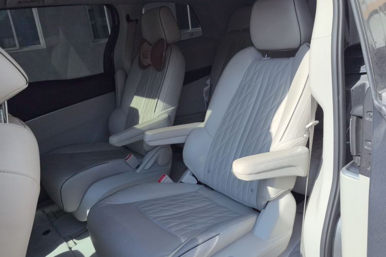 别克GL8 2022款 陆上公务舱 652T 豪华型中控内饰21