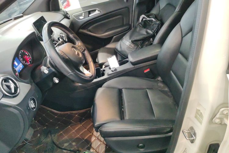 奔驰B级 2018款 B 200 时尚型局部细节19