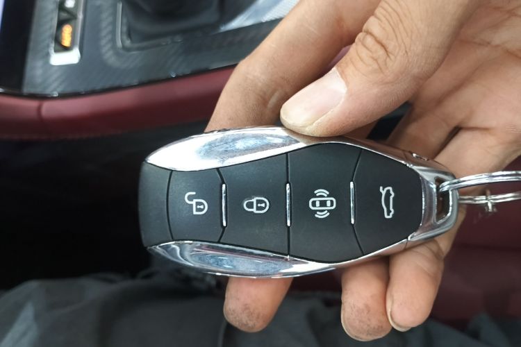 红旗H5 2024款 2.0T 自动智联旗畅版中控内饰7001