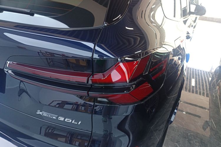 宝马X5 2023款 xDrive 30Li 尊享型M运动曜夜套装车身外观9