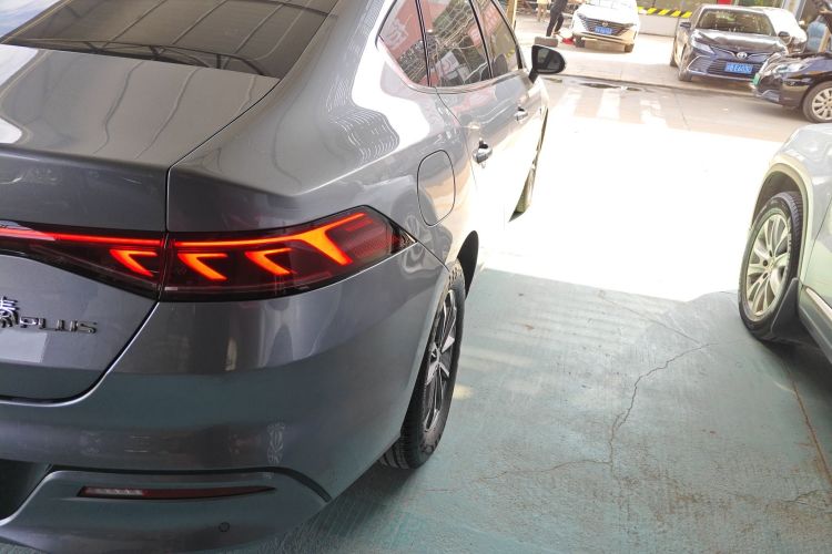 比亚迪 秦PLUS 2024款 荣耀版 DM-i 55KM领先型车身外观6006