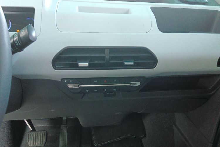 吉利银河 2024款 改款 熊猫mini 200km 龙腾版中控内饰16