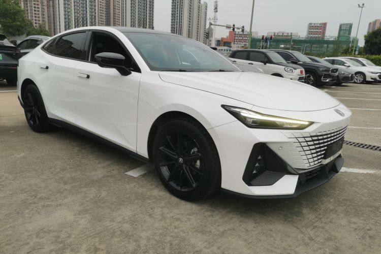 长安UNI-V 2023款 1.5T 尊贵型车身外观3