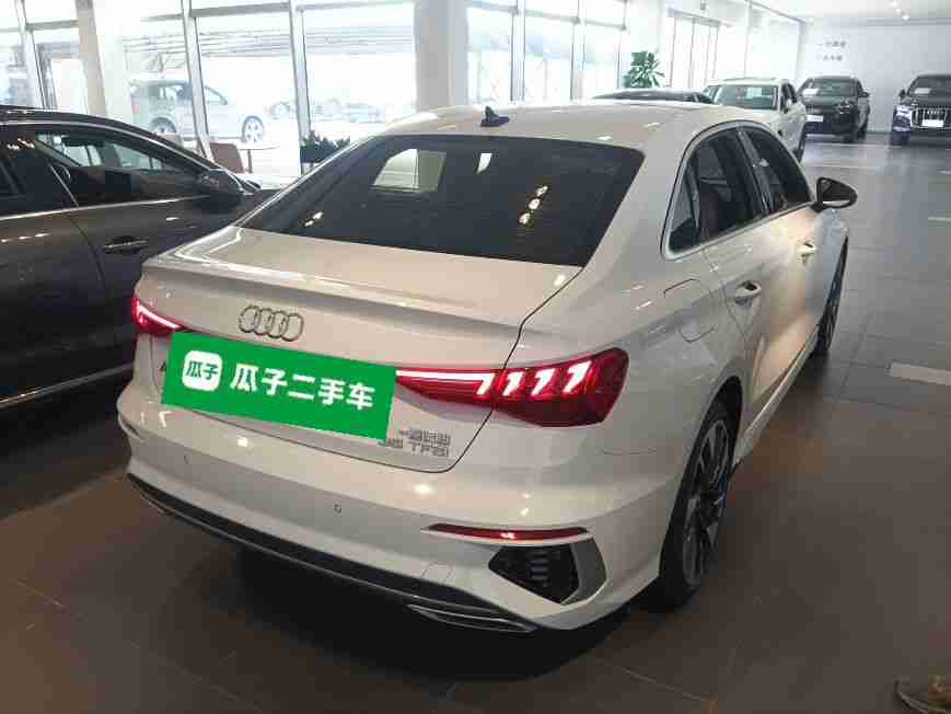车辆右后45度外观实拍