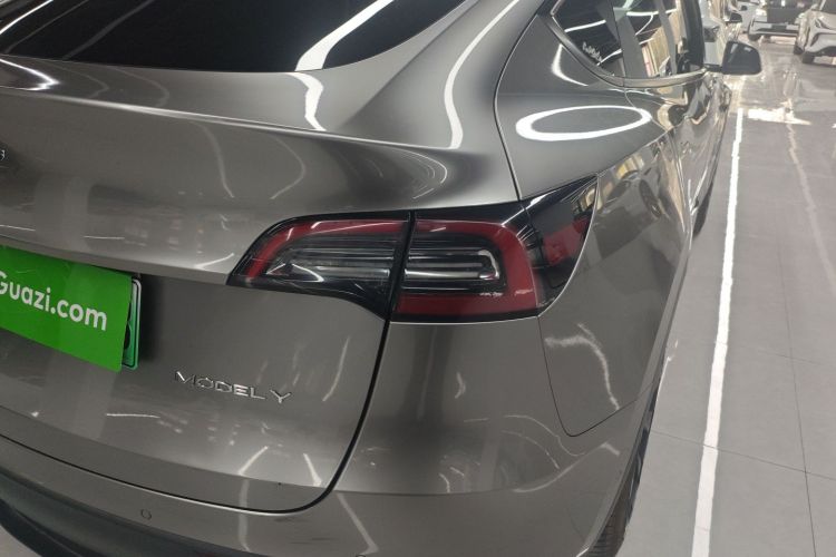 特斯拉 Model Y 2022款 长续航全轮驱动版车身外观9