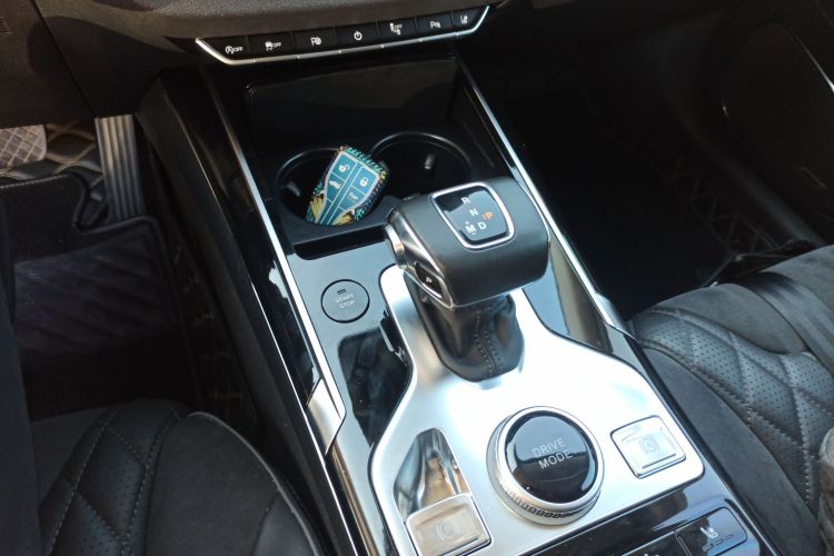 红旗HS5 2019款 2.0T 智联旗领四驱版中控内饰18