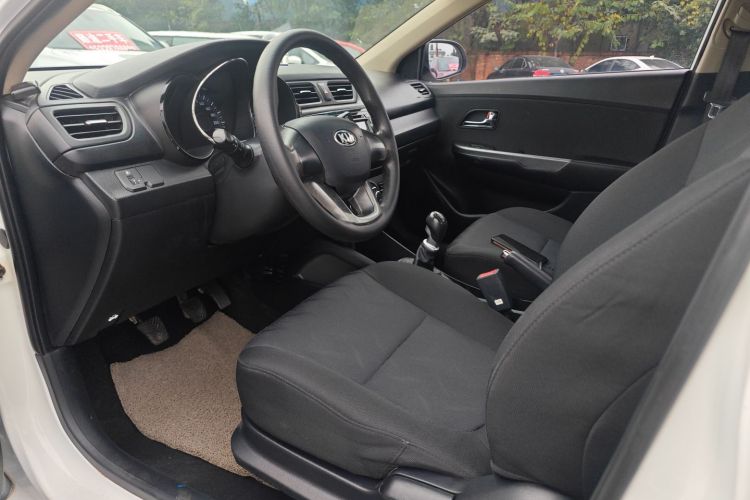 起亚K2 2012款 三厢 1.4L MT GLS纪念版中控内饰20