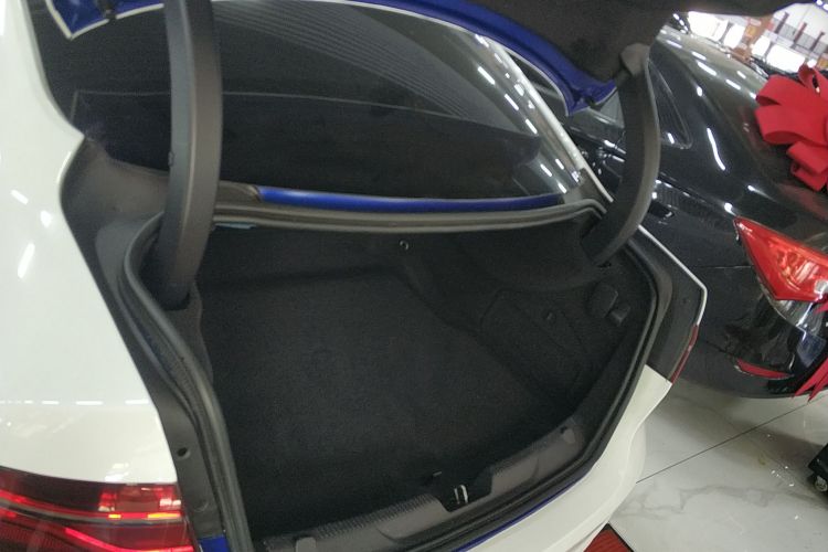 捷豹XEL 2020款 2.0T 200PS R-DYNAMIC S进取运动版机舱底盘23