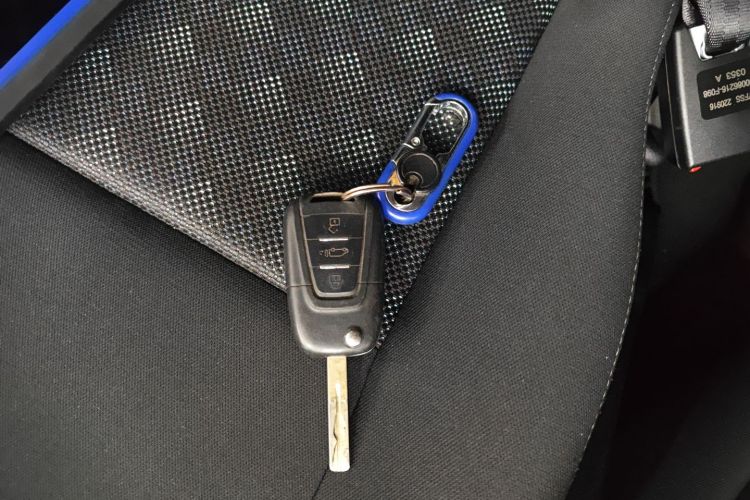 上汽大通MAXUS 新途V80 2023款 2.0T AMT经典傲运通短轴中顶5/6座中控内饰7001