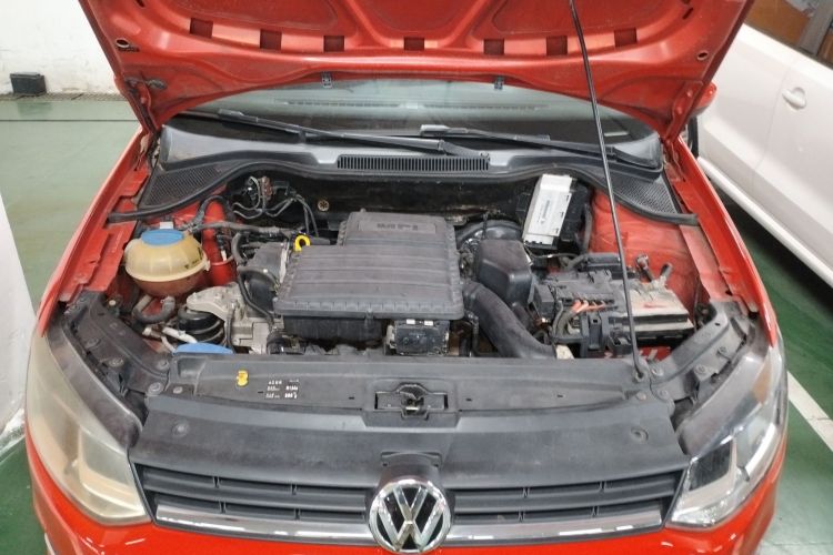 大众 Polo 2014款 1.4L 自动舒适版机舱底盘24