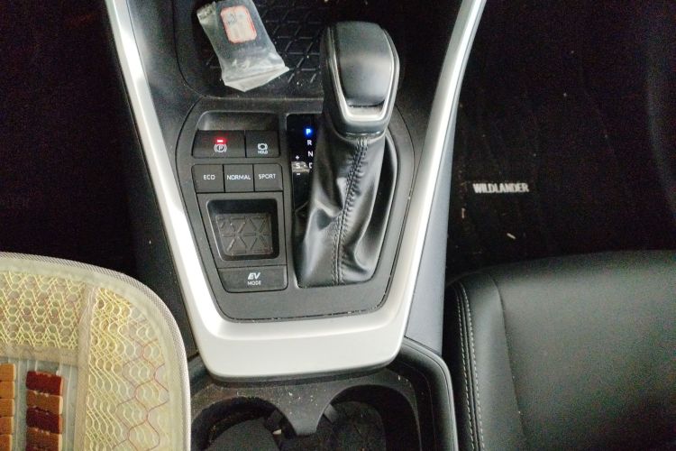 丰田 威兰达 2024款 双擎 2.5L E-CVT两驱豪华PLUS版局部细节18