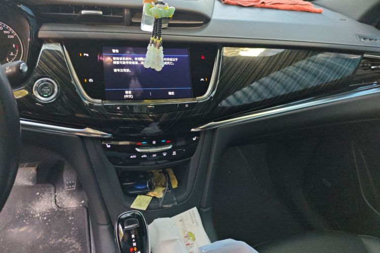 凯迪拉克XT6 2022款 2.0T 七座两驱豪华型中控内饰16