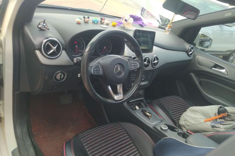 奔驰B级 2017款 B 200 动感型中控内饰12
