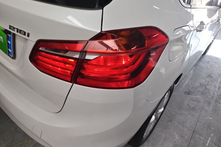 宝马2系旅行车 2016款 218i 时尚型车身外观9