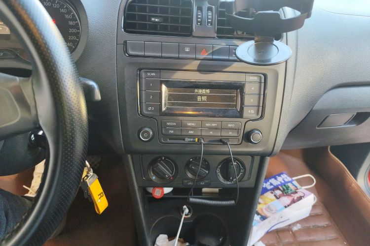 大众 Polo 2014款 1.4L 手动风尚版中控内饰16