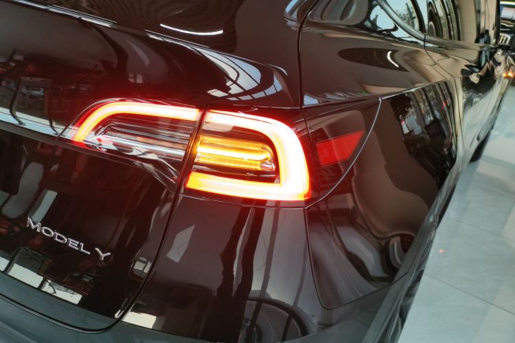 特斯拉 Model Y 2024款 后轮驱动版车身外观9