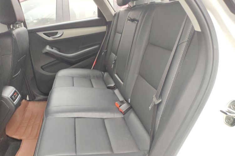 众泰SR7 2016款 1.5T CVT魔方之路版 国V中控内饰21