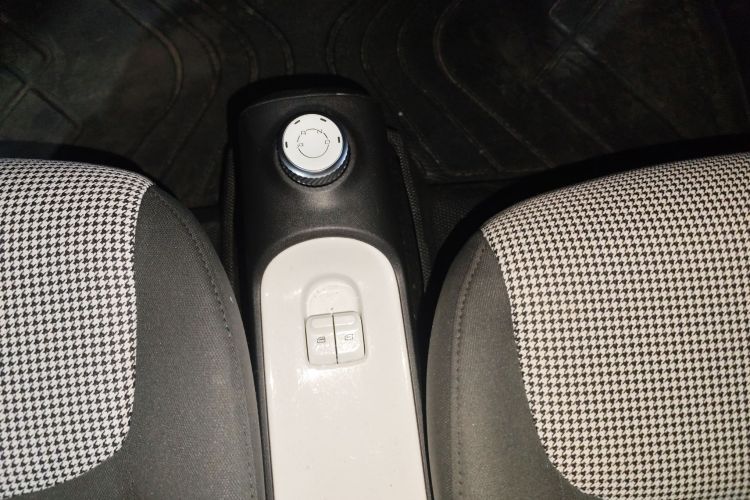 五菱汽车 宏光MINIEV 2024款 第三代 215km 青春版中控内饰18