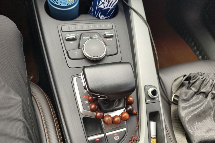 奥迪A4L 2018款 30周年年型 40 TFSI 进取型中控内饰18