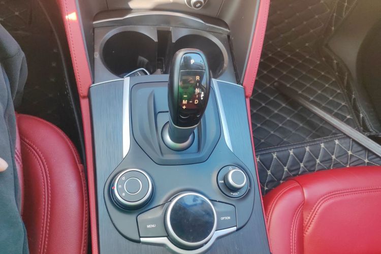 阿尔法·罗密欧 Stelvio斯坦维 2017款 2.0T 200HP 豪华版局部细节18