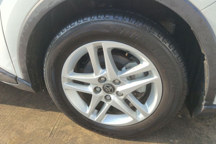 丰田C-HR 2023款 2.0L 领先版车身外观10