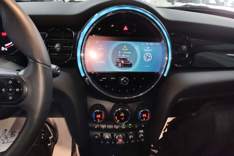 MINI 2022款 1.5T COOPER 艺术家 五门版中控内饰16