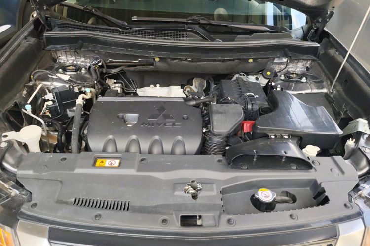 三菱 欧蓝德 2019款 2.4L 四驱致享版 7座 国VI机舱底盘24