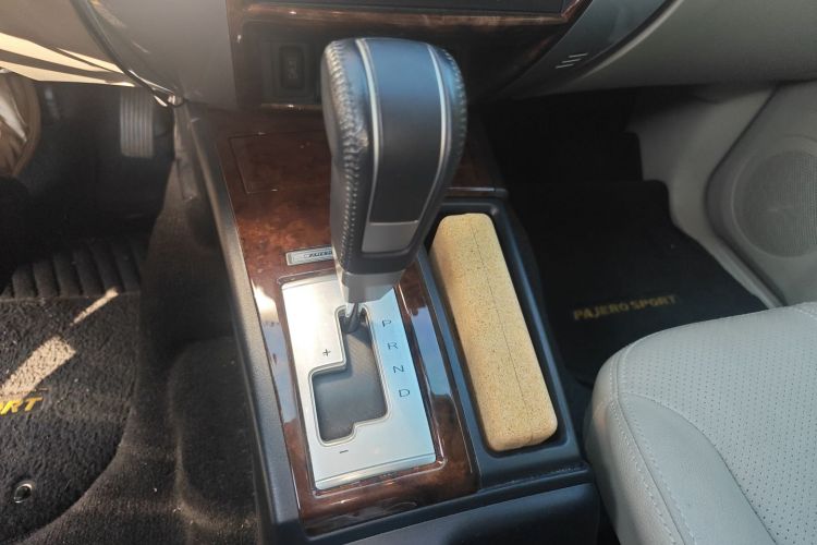 三菱 帕杰罗·劲畅 2013款 3.0L 自动两驱豪华版中控内饰18