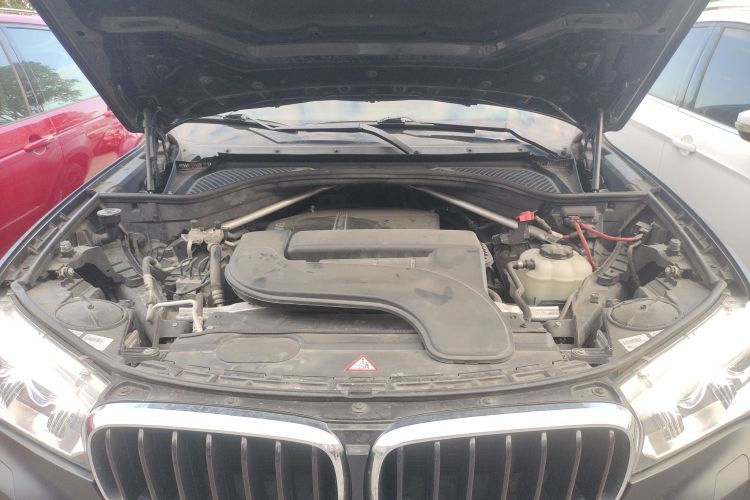 宝马X6 2015款 xDrive28i机舱底盘24